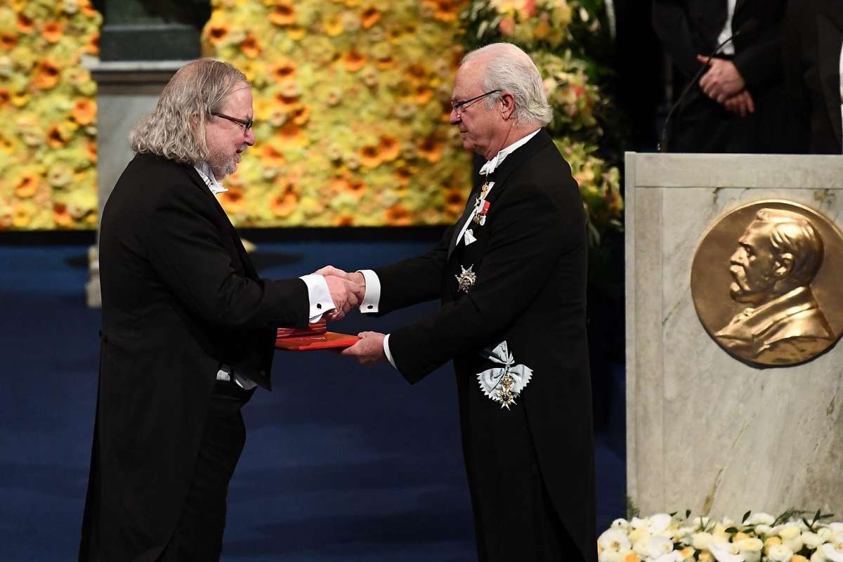 James Allison riceve il Premio Nobel da Re Carlo XVI Gustavo di Svezia / Getty Images